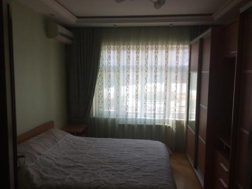 Ένα ή περισσότερα κρεβάτια σε δωμάτιο στο Халглар Апартментс