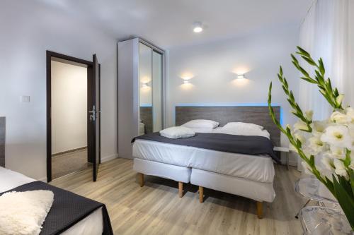 sypialnia z łóżkiem i dużym lustrem w obiekcie Villa Rosa - 200m od morza w mieście Międzyzdroje