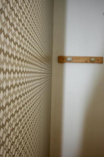 a corner of a door with a wooden handle at La Maison de la Plage in Trouville-sur-Mer