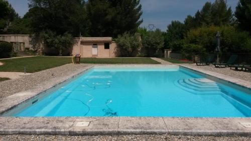 une grande piscine bleue dans une cour dans l'établissement La Milane, à Cabriès