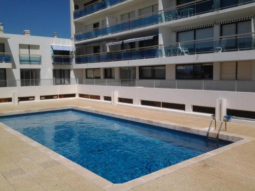 une grande piscine devant un immeuble dans l'établissement Résidence La Garenne à La Grande Plage, vue mer, piscine et parking privé, 6 personnes, à Saint-Gilles-Croix-de-Vie