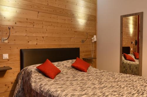 Postel nebo postele na pokoji v ubytování Hôtel Lacour