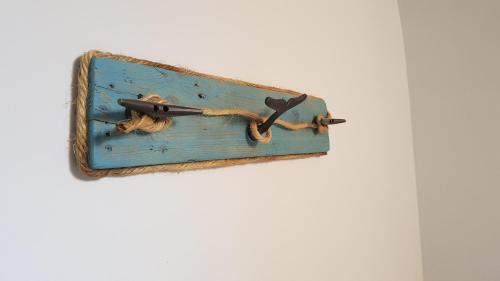 Una caja de madera azul con una cuerda. en B&B La Grotta Marina, en Vico Equense