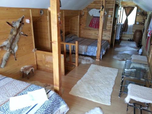 Pokój z 2 łóżkami piętrowymi i 2 krzesłami w obiekcie Casa Rustica Oltenia w mieście Băile Govora