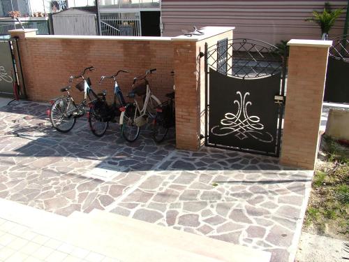 un gruppo di biciclette parcheggiate accanto a un cancello di Donizetti Apartment 1 a Roseto degli Abruzzi