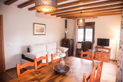 a living room with a table and a couch at Apartamento el Palomar in Ayllón