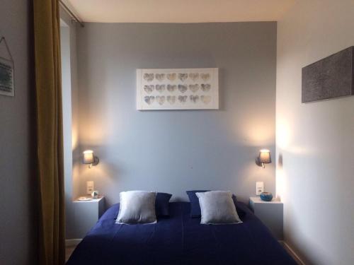- une chambre avec un lit bleu et 2 oreillers dans l'établissement Très bel appartement 55 m2, à La Rochelle