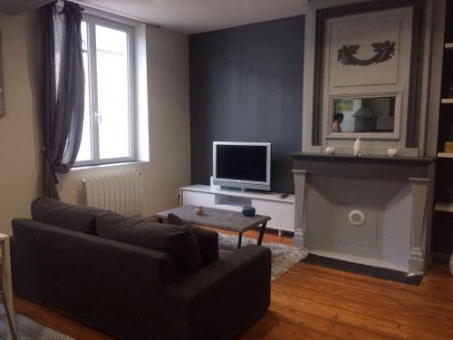 - un salon avec un canapé et une cheminée dans l'établissement Très bel appartement, à La Rochelle