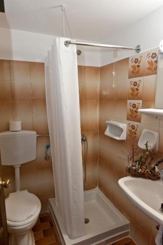 ピタゴリオにあるPegasus Hotelのトイレと洗面台付きのバスルーム