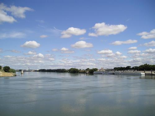 a view of a river with clouds in the sky at Le Régence in Arles
