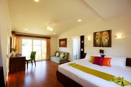Postel nebo postele na pokoji v ubytování Palm Paradise Resort