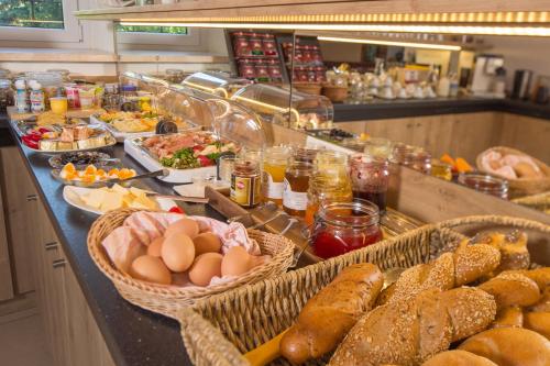 a buffet line with baskets of eggs and other food at Sachsenbucherhof in Gurten