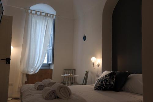 um quarto com uma cama com toalhas em FONTEblu B&B em Polignano a Mare