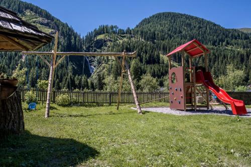 Ein Kinderspielbereich in der Unterkunft Alpengasthof Zollwirt