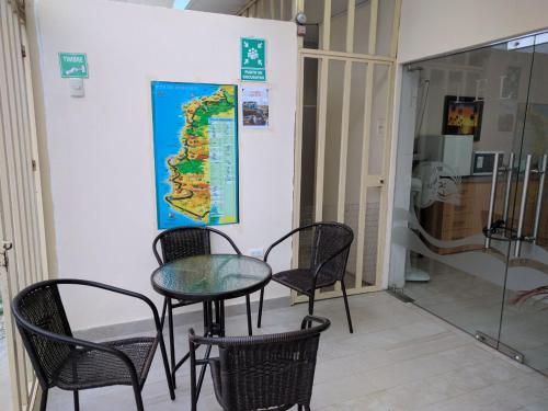 uma mesa e cadeiras com um mapa na parede em Hotel Mileto em Salinas