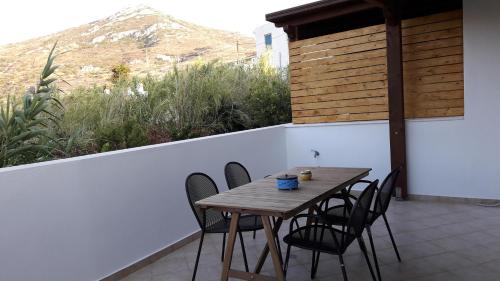 Gallery image of Naxos olive & home in Engares