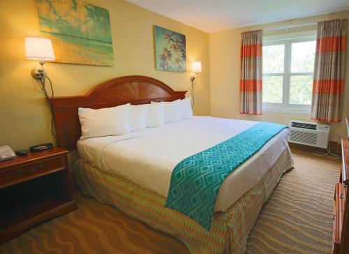 a hotel room with a large bed in a room at Plim Plaza Hotel in Ocean City