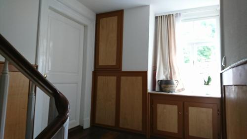 モンシャウにあるTradition Monschau 5の窓と階段のある部屋