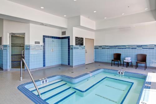 Bazén v ubytování Canalta Hotel Shaunavon nebo v jeho okolí
