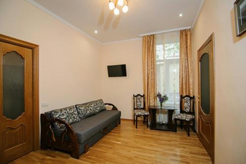 Uma área de estar em Apartment on brativ Rohatyntsiv 3