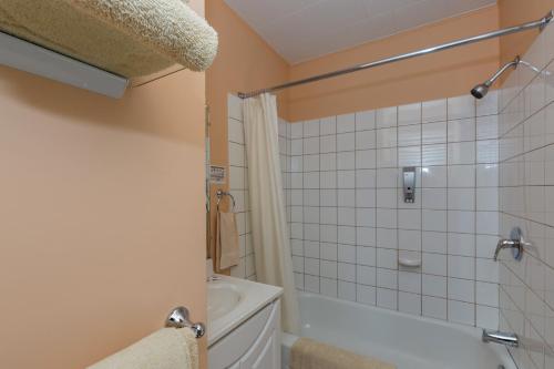 Een badkamer bij Motel au Fleuve d'Argent