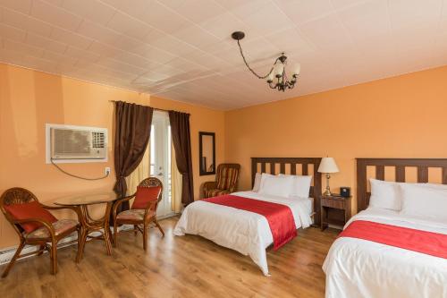 Ένα ή περισσότερα κρεβάτια σε δωμάτιο στο Motel au Fleuve d'Argent