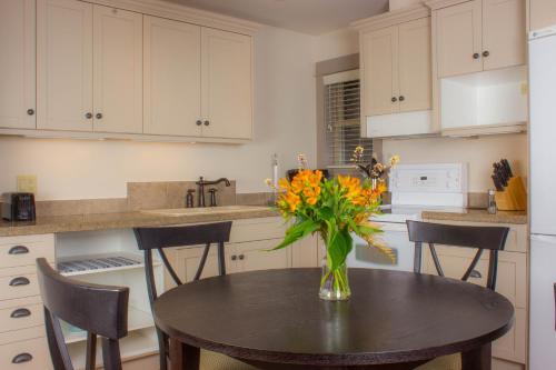 Cuisine ou kitchenette dans l'établissement The Cottages on Salt Spring Island