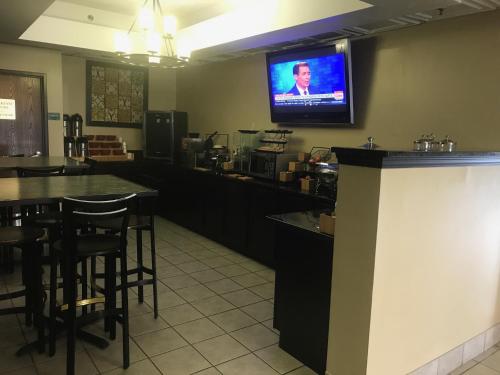 een restaurant met een bar met een tv aan de muur bij Econo Lodge in Waynesboro