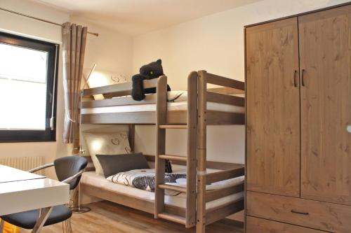 Cette chambre dispose de lits superposés et d'un bureau. dans l'établissement Ferienhaus am Rarbach, à Schmallenberg