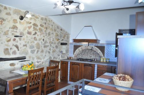 トゥーザにあるUroborosの石壁のキッチン(コンロ付)