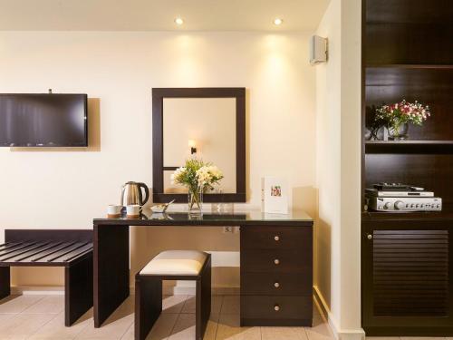 a dressing room with a desk and a mirror at Cabo Verde Hotel in Mati