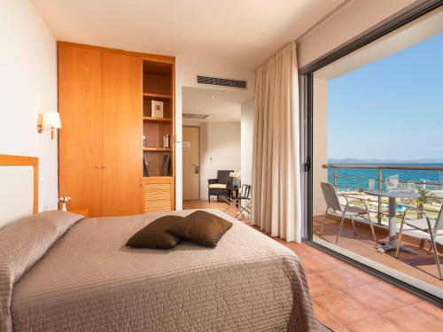 sypialnia z łóżkiem i widokiem na ocean w obiekcie Cabo Verde Hotel w mieście Mati