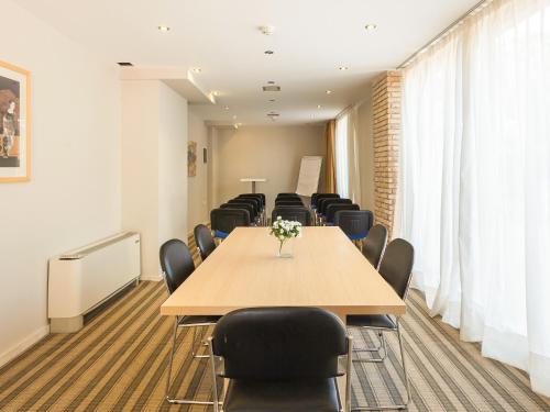 a conference room with a long table and chairs at Cabo Verde Hotel in Mati
