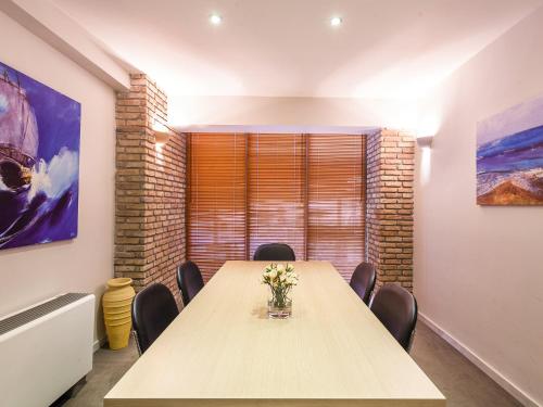 a conference room with a wooden table and chairs at Cabo Verde Hotel in Mati