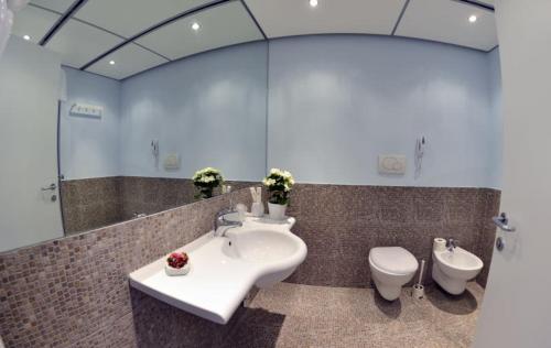 カロヴィーニョにあるNicotel Ostuniのバスルーム(洗面台、トイレ、鏡付)