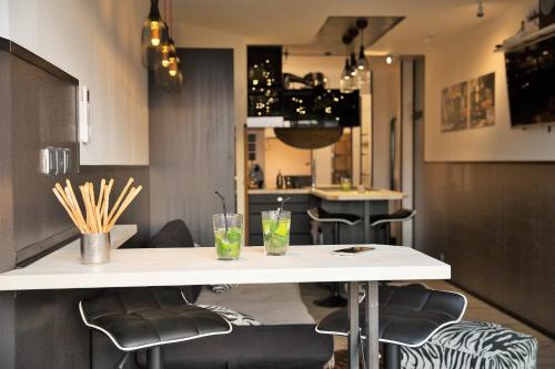 uma cozinha com uma mesa branca e cadeiras em Apartment Naturist Cap In Loft em Cap d'Agde
