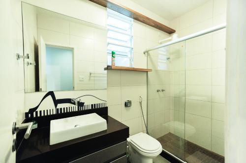y baño con lavabo, ducha y aseo. en Apartamento 3 quartos Ipanema, en Río de Janeiro