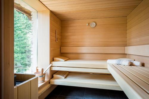Ένα ή περισσότερα κρεβάτια σε δωμάτιο στο Kronplatz Ski Lodge