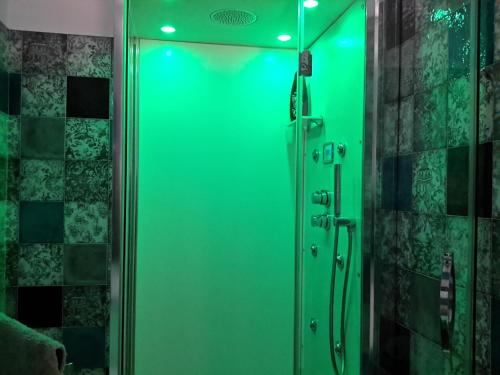 - Baño con puerta de ducha de cristal verde en Le Stanze di Penelope, en Salerno
