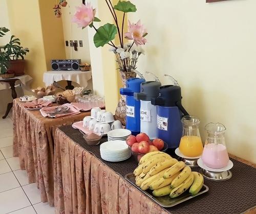 una mesa con comida, bebidas y fruta. en Hotel Nuevo Sol, en La Paz