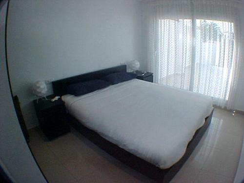 エンプリアブラバにある009 Nogueraのベッドルーム1室(大きなベッド1台、大きな窓付)