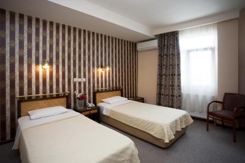 Ένα ή περισσότερα κρεβάτια σε δωμάτιο στο Olympos Hotel