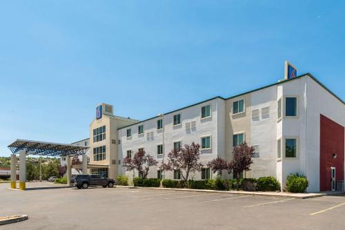 a building with a car parked in a parking lot at Motel 6-Cedar City, UT in Cedar City