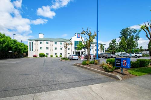 an empty parking lot in front of a building at Motel 6-Portland, OR - North in Portland
