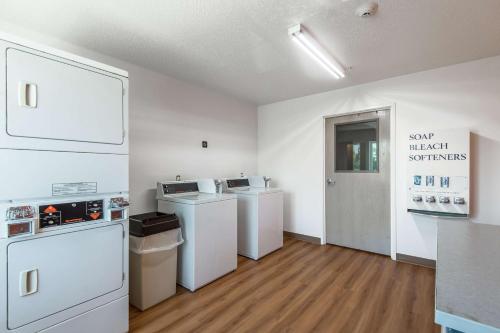 a laundry room with washers and dryers in it at Motel 6-Junction City, KS in Junction City