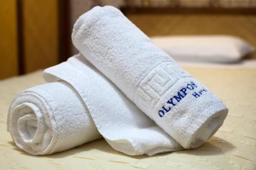 Postel nebo postele na pokoji v ubytování Olympos Hotel