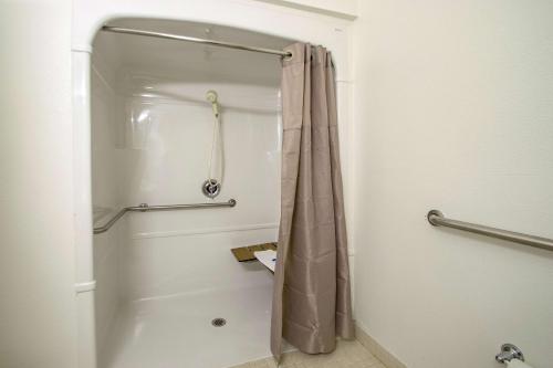 Kylpyhuone majoituspaikassa Motel 6-Portland, OR - North
