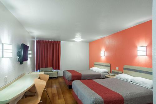 俄克拉何馬城的住宿－俄克拉荷馬城南6號酒店，酒店客房配有两张床和一张书桌