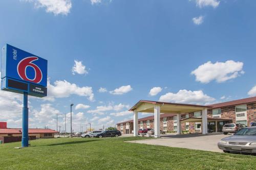 a gas station with a sign in front of it at Motel 6 Omaha - Central in La Vista