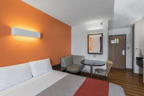 מיטה או מיטות בחדר ב-Motel 6 Omaha - Central